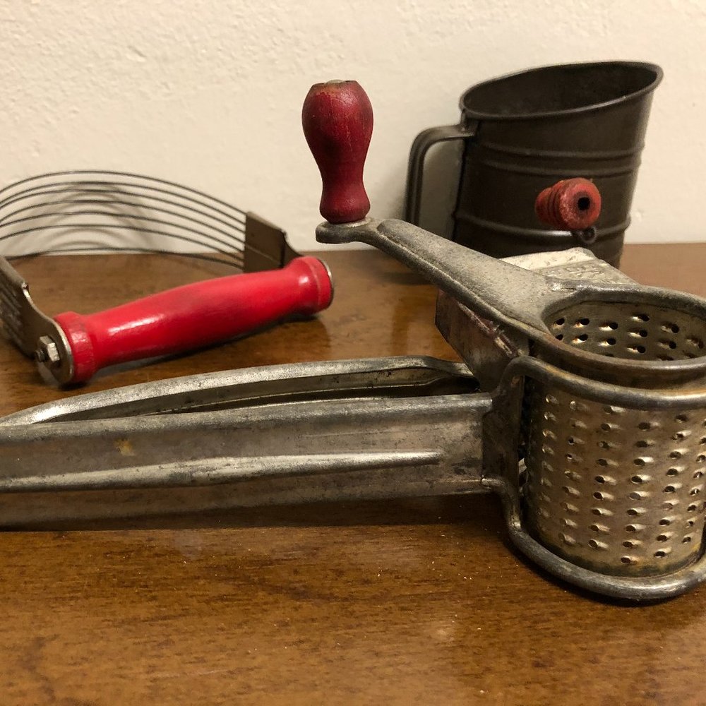 RED HANDLE WIND TINY SIFTER  PASTRY BLENDER MOULI ROTARY HARD CHEESE GRATER - Picture 4 of 14